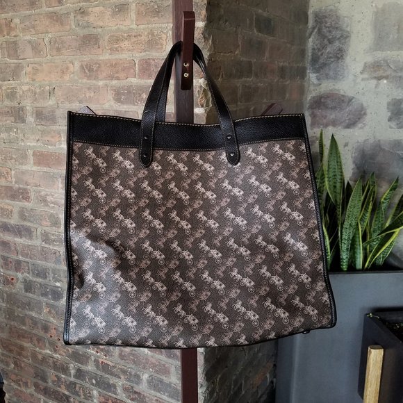 Field Tote 40 With Horse And Carriage Print - Coach